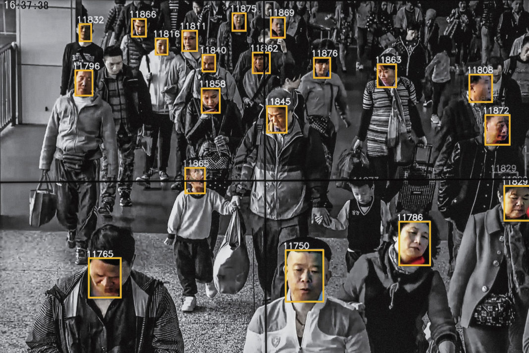Monitors display a video showing facial recognition software in use at the headquarters of the artificial intelligence company Megvii, in Beijing. Американски експерт с критика към стратегията на САЩ за скъсването им с китайските технологии