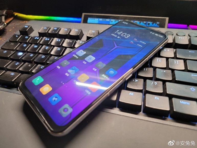 Реални снимки на новия геймърски смартфон на Lenovo