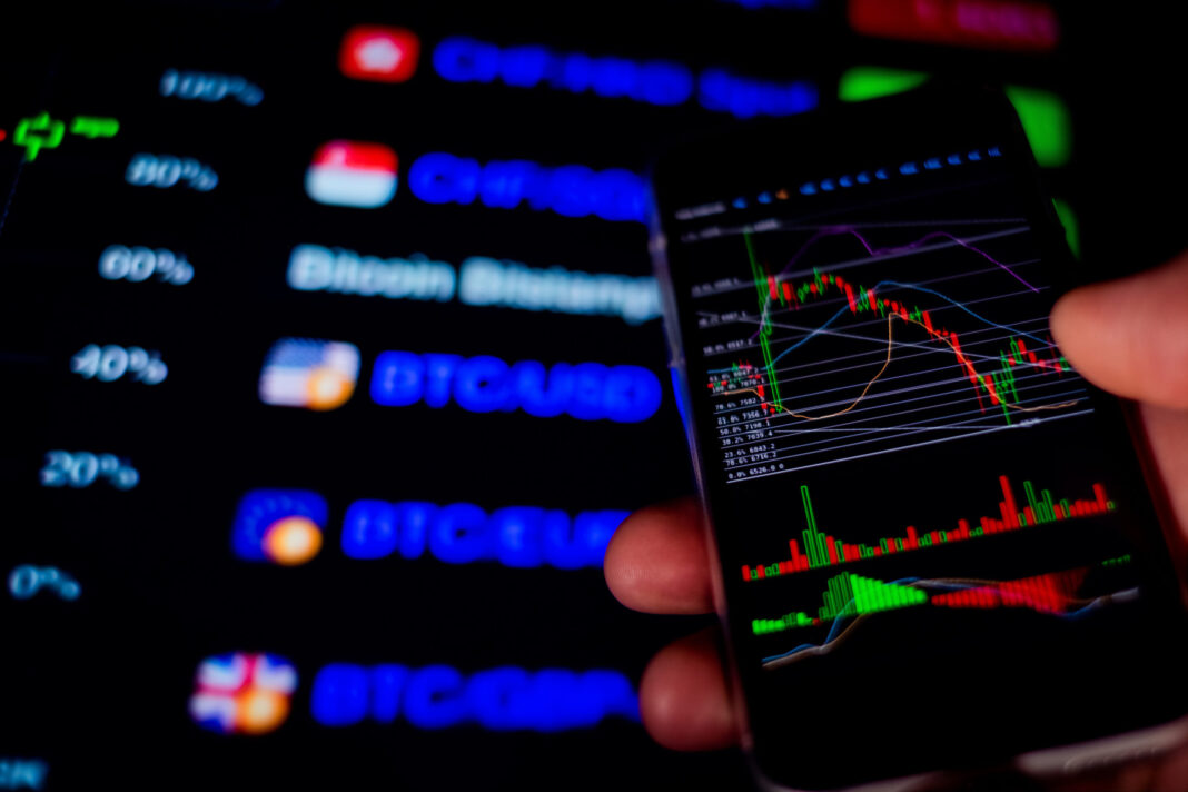 Futuristic,Stock,Exchange,With,General,Info,Shown,On,Screen Специалисти откриха над 160 приложения за търгуване, които крадат данни
