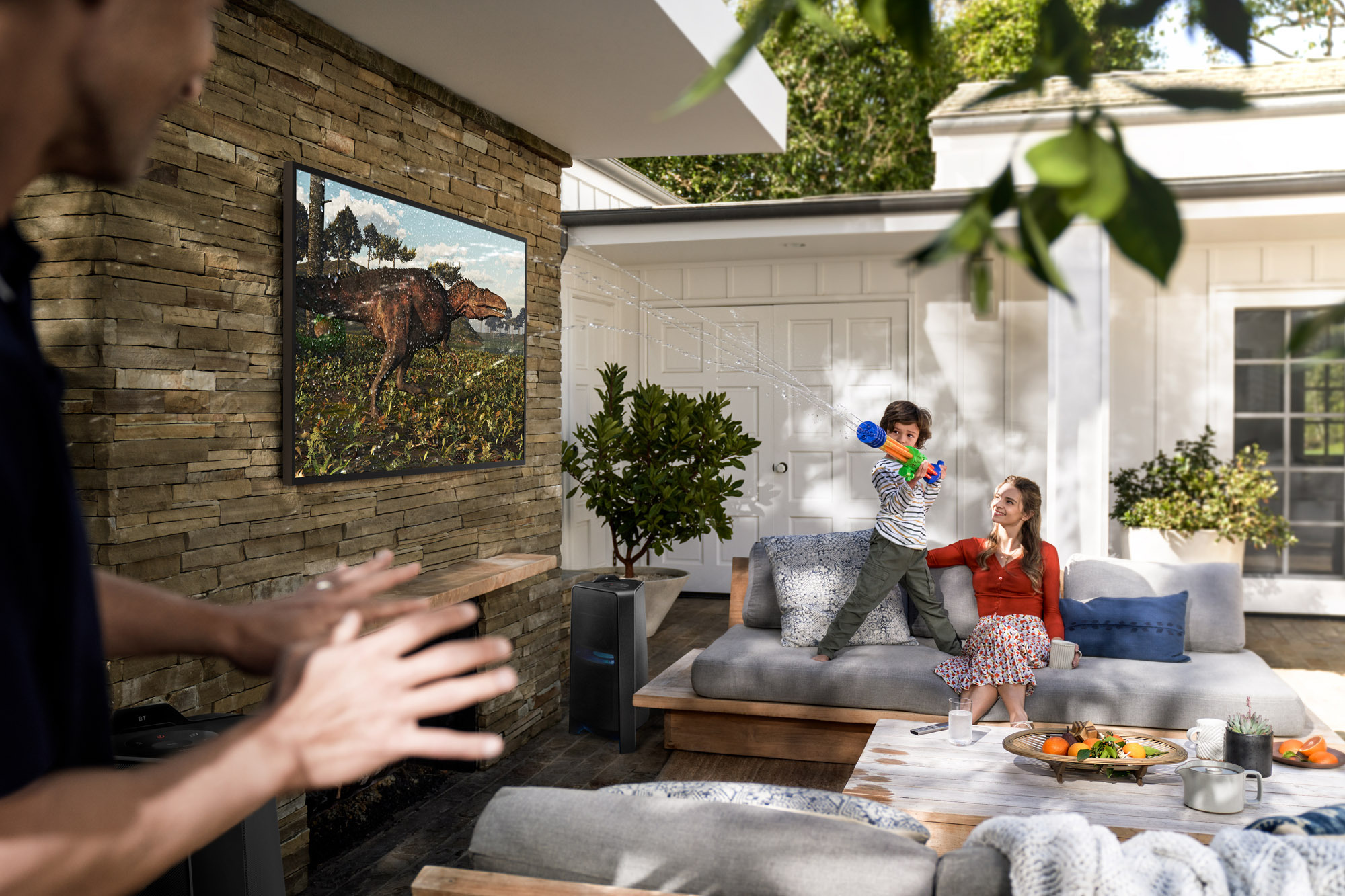 Samsung България стартира продажбите на The Terrace – първия лайфстайл телевизор, пригоден за външни условия