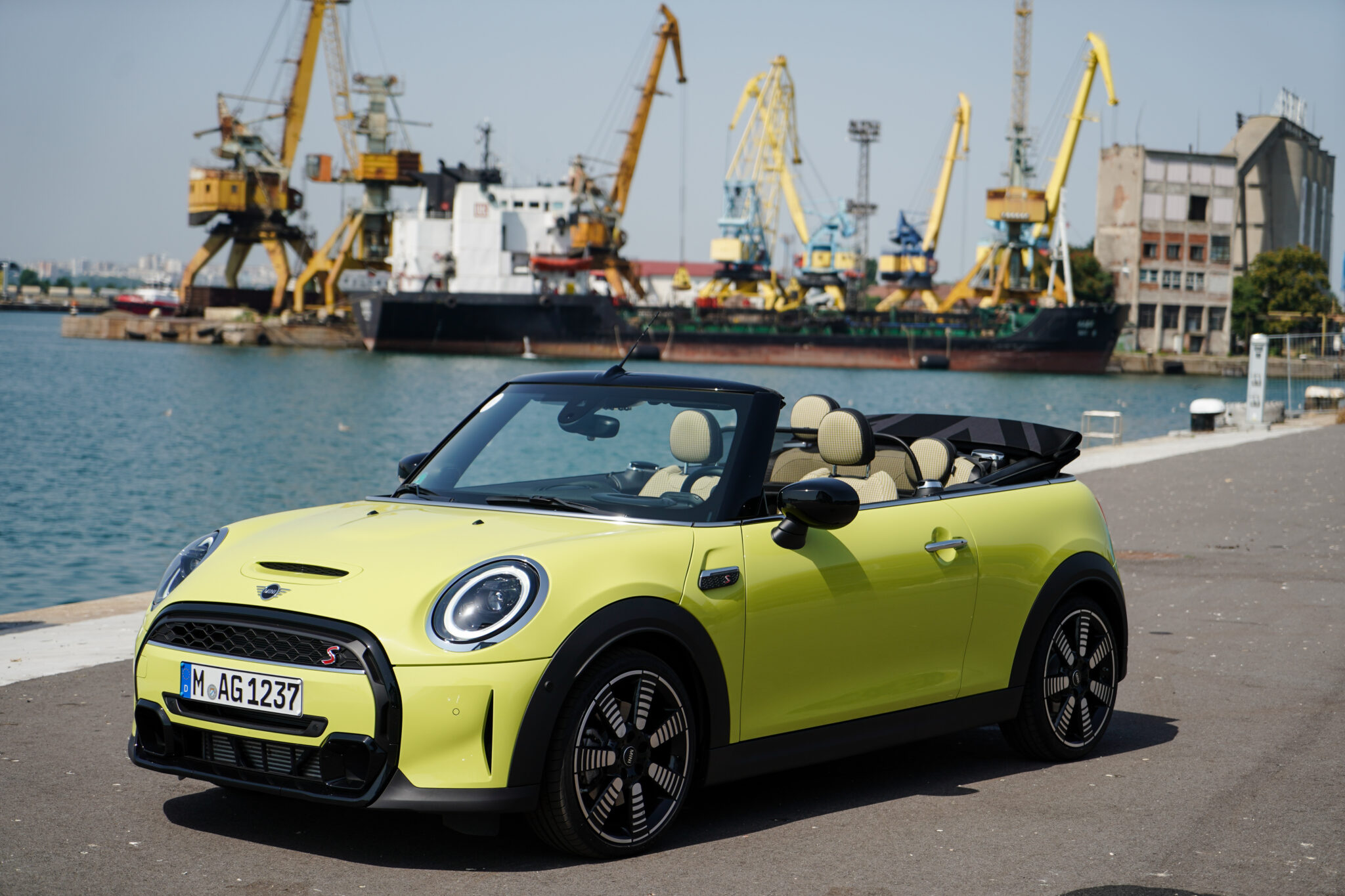 Новите MINI Hatch, MINI Cabrio и MINI Countryman дебютираха в България