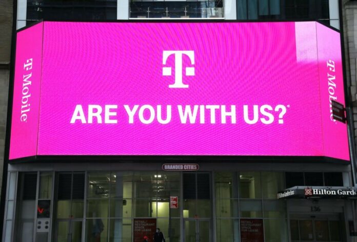 T-Mobile network advertises seen on a Jumbotron in Times Жертвите от атаката към T-Mobile се увеличават