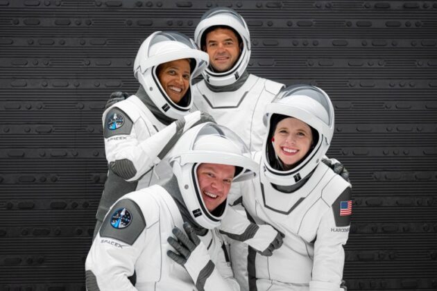 Falcon 9 и Crew Dragon са готови за първата цивилна мисия на SpaceX с име Inspiration4