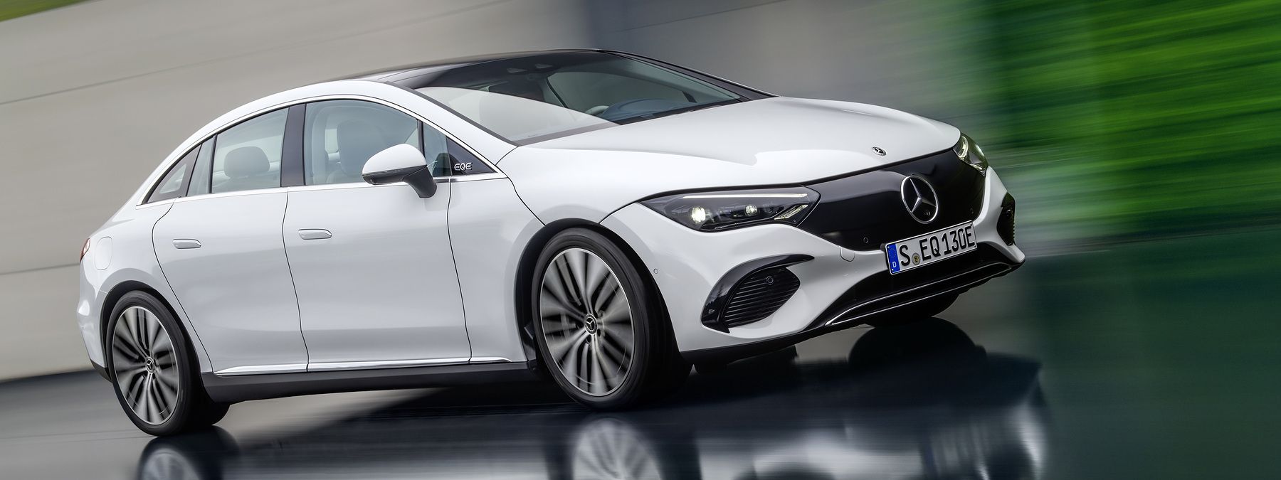 Новият EQE: Прогресивният бизнес електромобил на Mercedes с пробег от 660 км