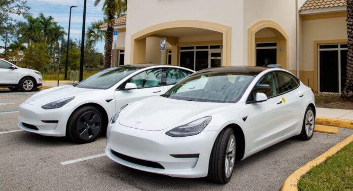 Tesla на автопилот избяга на полицейска кола