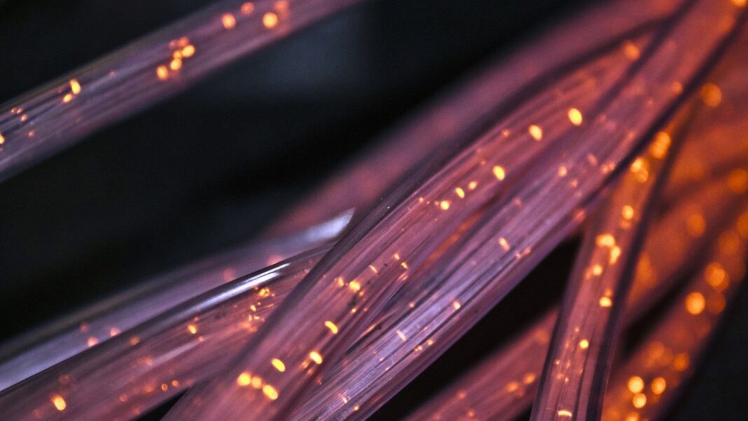 fiber_cable Европейски телекоми искат големите технологични компании да плащат за интернет инфраструктурата