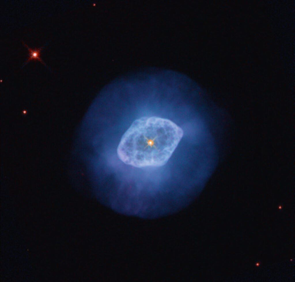 Hubble засне разширяващ се облак от газ