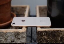 Apple отново започна да продава обновени iPhone 8, в комплекта на които има слушалки и зарядно
