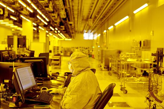 WSJ: недостигът на квалифицирани специалисти играе основна роля глобалния дефицит за чипове