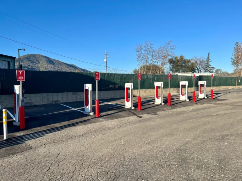 И в САЩ започнаха да режат медните кабели на зарядните станции Tesla Supercharger