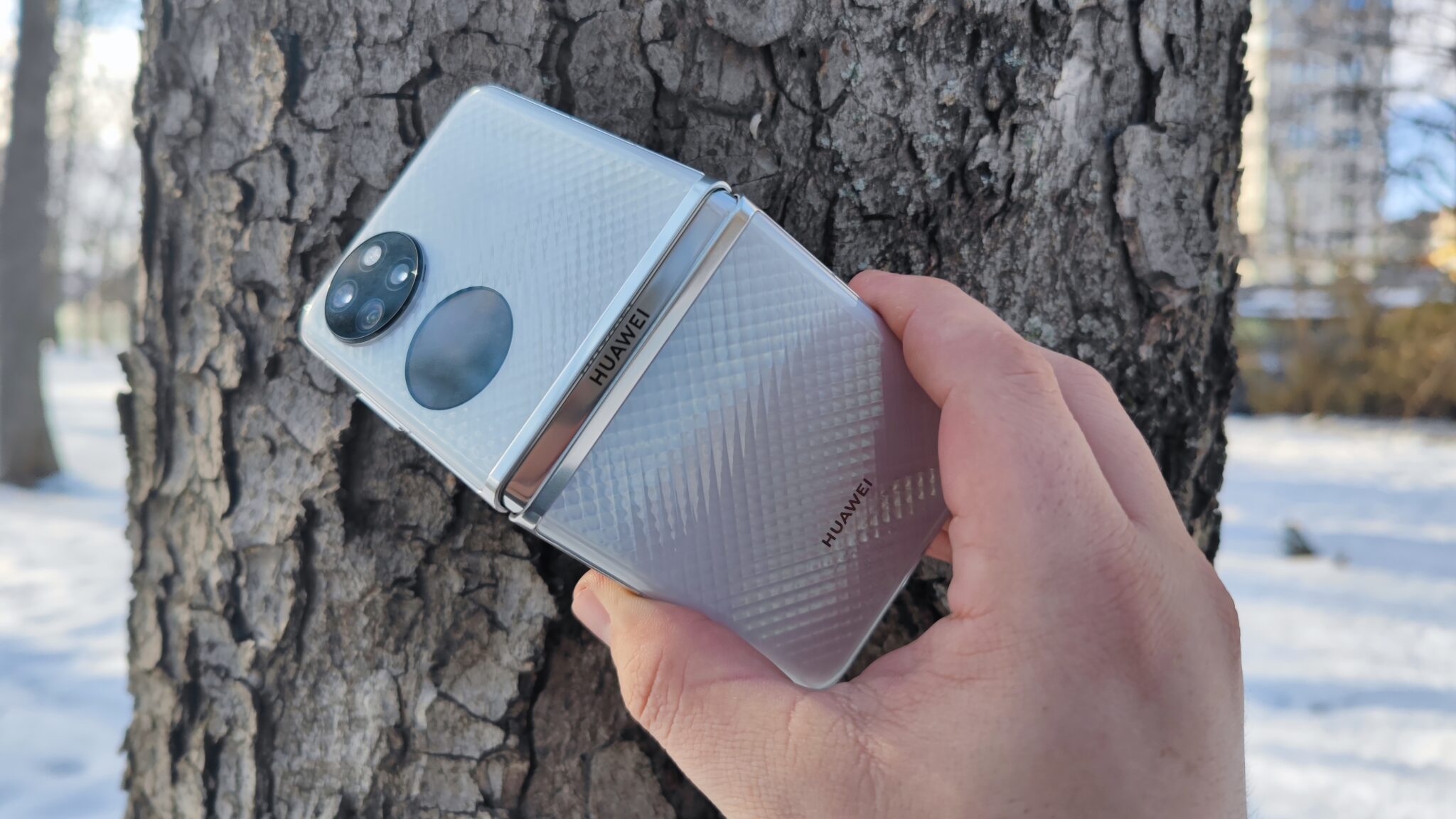 Huawei P50 Pocket – отличен екран, впечатляваща хардуерна мощ и камера за класа на „флипфоните“