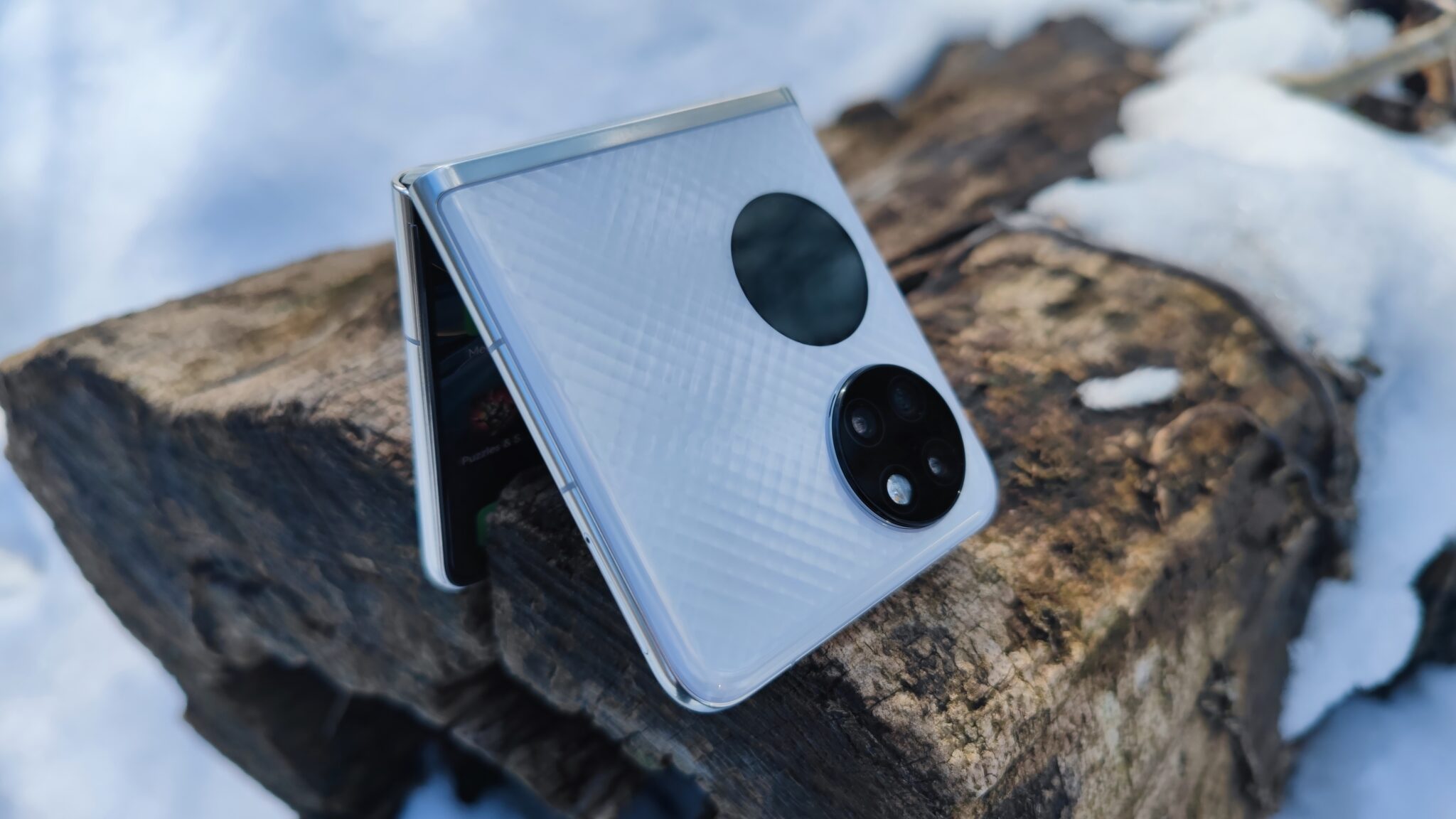 Huawei P50 Pocket – отличен екран, впечатляваща хардуерна мощ и камера за класа на „флипфоните“