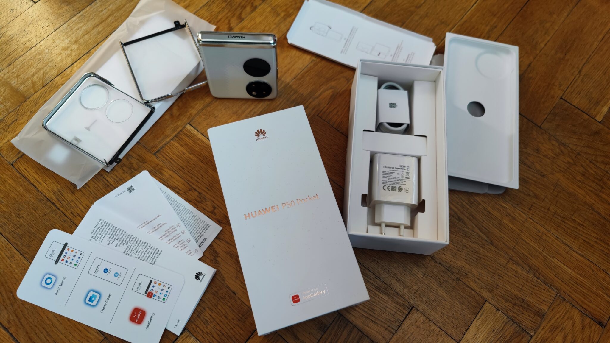 Huawei P50 Pocket – отличен екран, впечатляваща хардуерна мощ и камера за класа на „флипфоните“