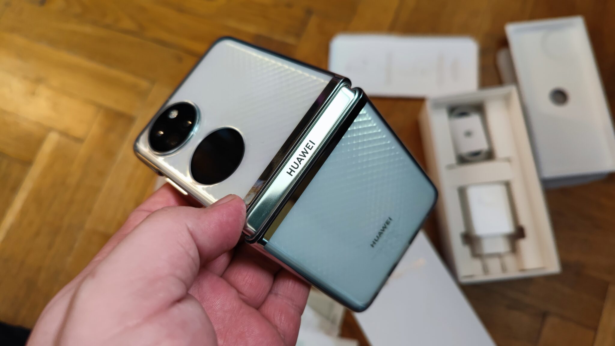 Huawei P50 Pocket – отличен екран, впечатляваща хардуерна мощ и камера за класа на „флипфоните“