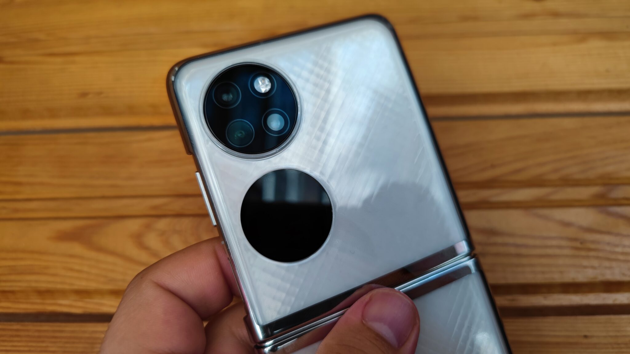 Huawei P50 Pocket – отличен екран, впечатляваща хардуерна мощ и камера за класа на „флипфоните“