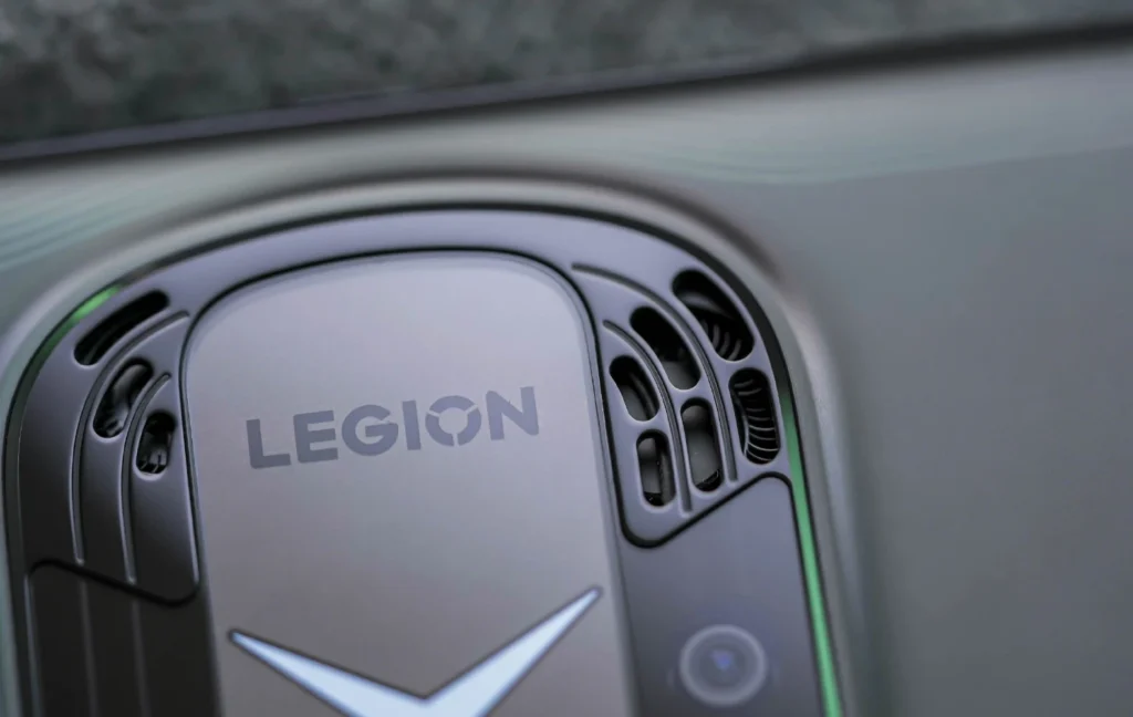 Lenovo официално представи геймърския смартфон Legion Y90