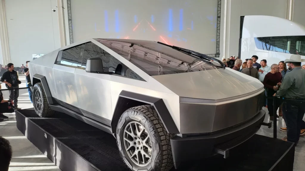 По време на презентацията Cyber Rodeo Илън Мъск показа обновения Tesla Cybertruck