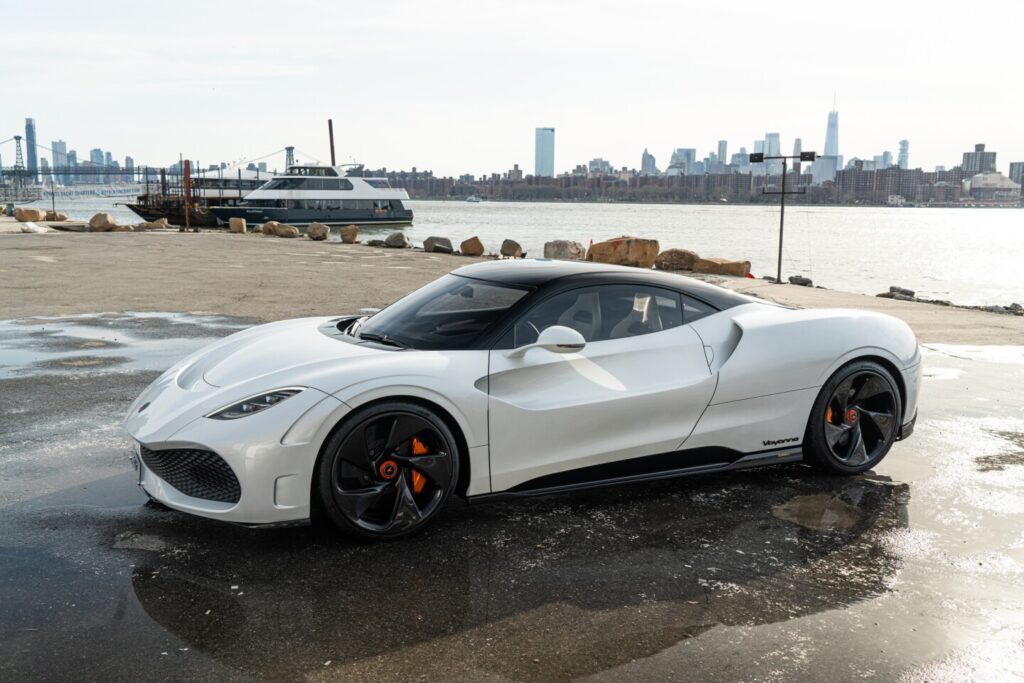 Deus Automobiles представи електромобила Deus Vayanne с мощност 2230 конски сили