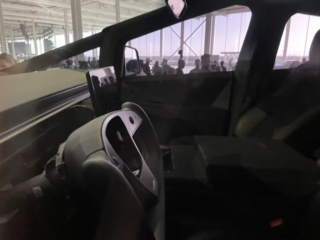 По време на презентацията Cyber Rodeo Илън Мъск показа обновения Tesla Cybertruck