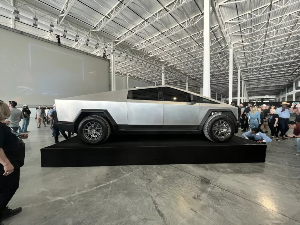 По време на презентацията Cyber Rodeo Илън Мъск показа обновения Tesla Cybertruck