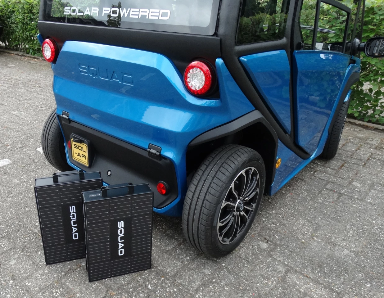 Squad Mobility представи компактния електромобил Solar City Car със слънчеви панели на покрива