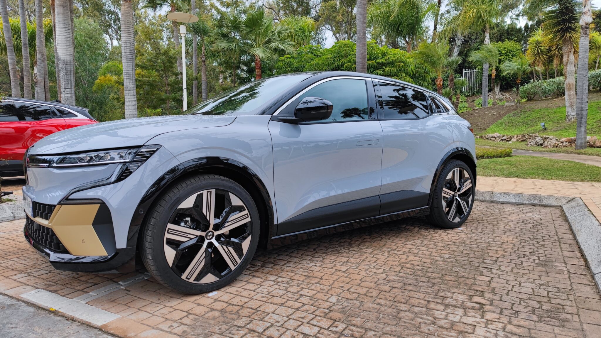 Renault Megane E-Tech: 100% електрическо прераждане