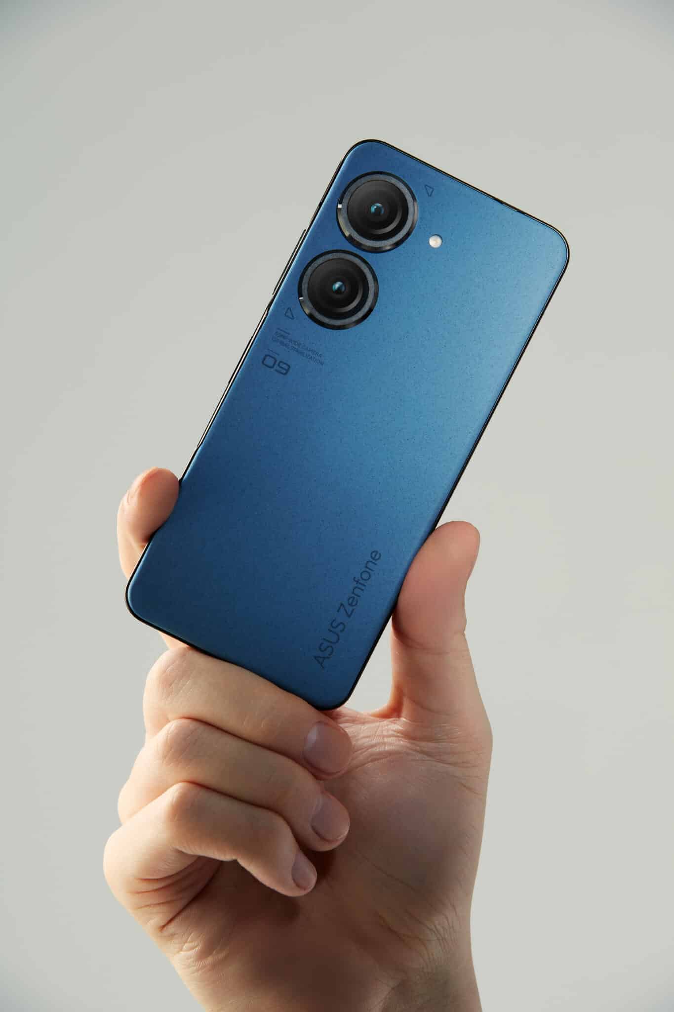 Asus Zenfone 9: Малкият голям смартфон