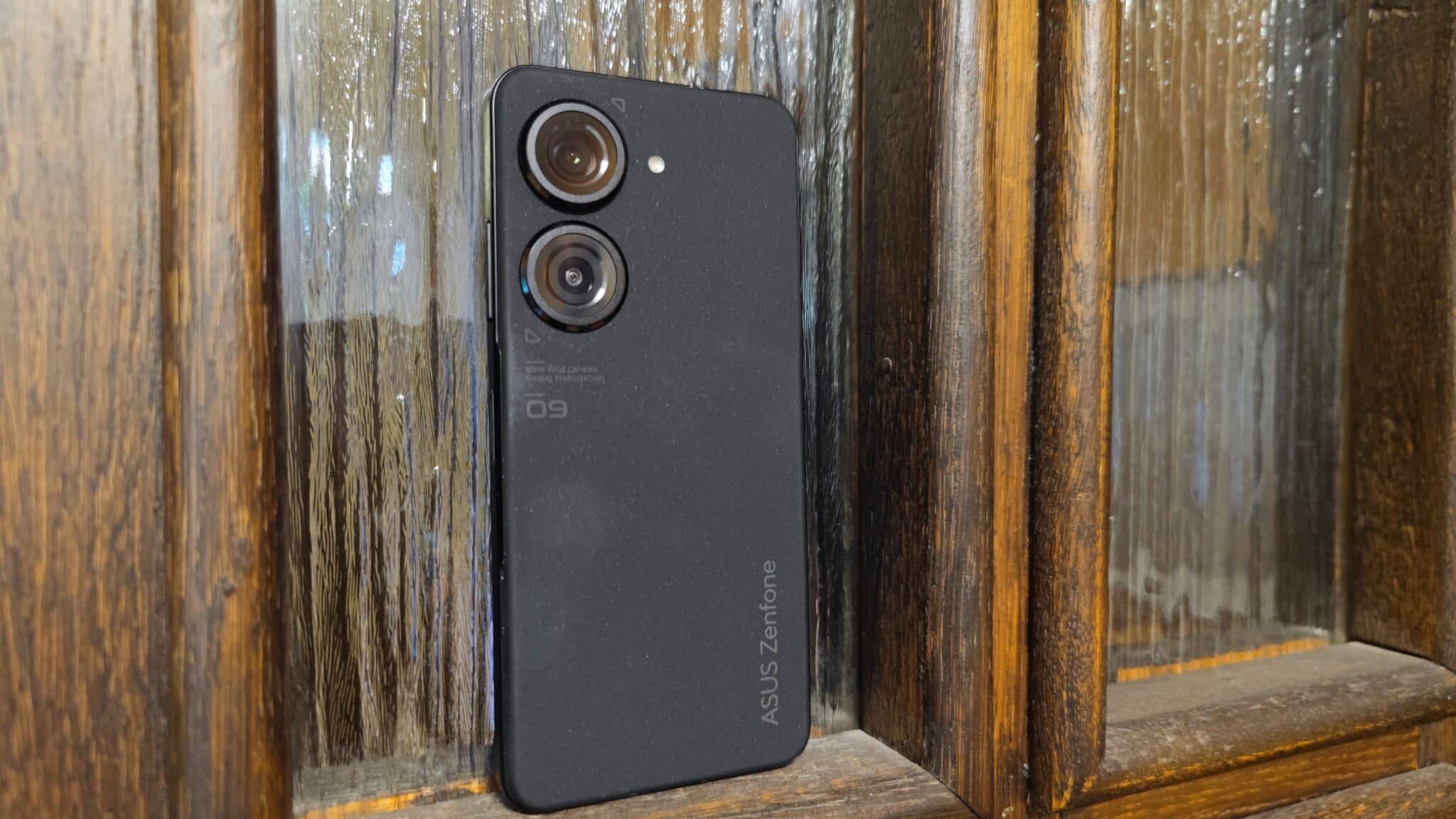 Asus Zenfone 9: Малкият голям смартфон