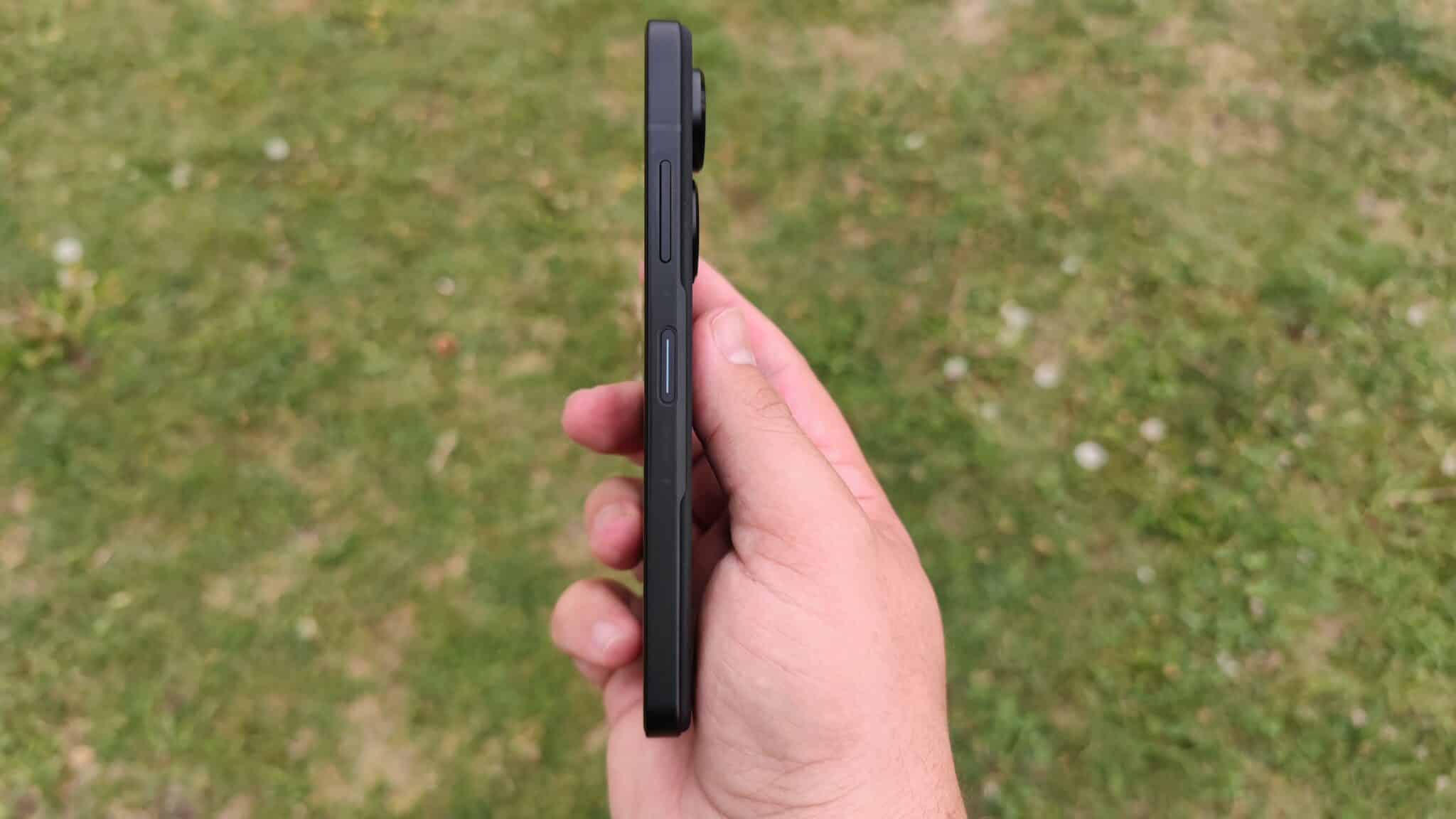 Asus Zenfone 9: Малкият голям смартфон