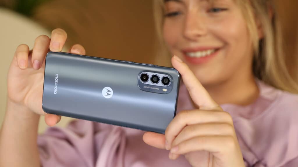 Motorola Moto G62: Удивително достъпен 5G телефон