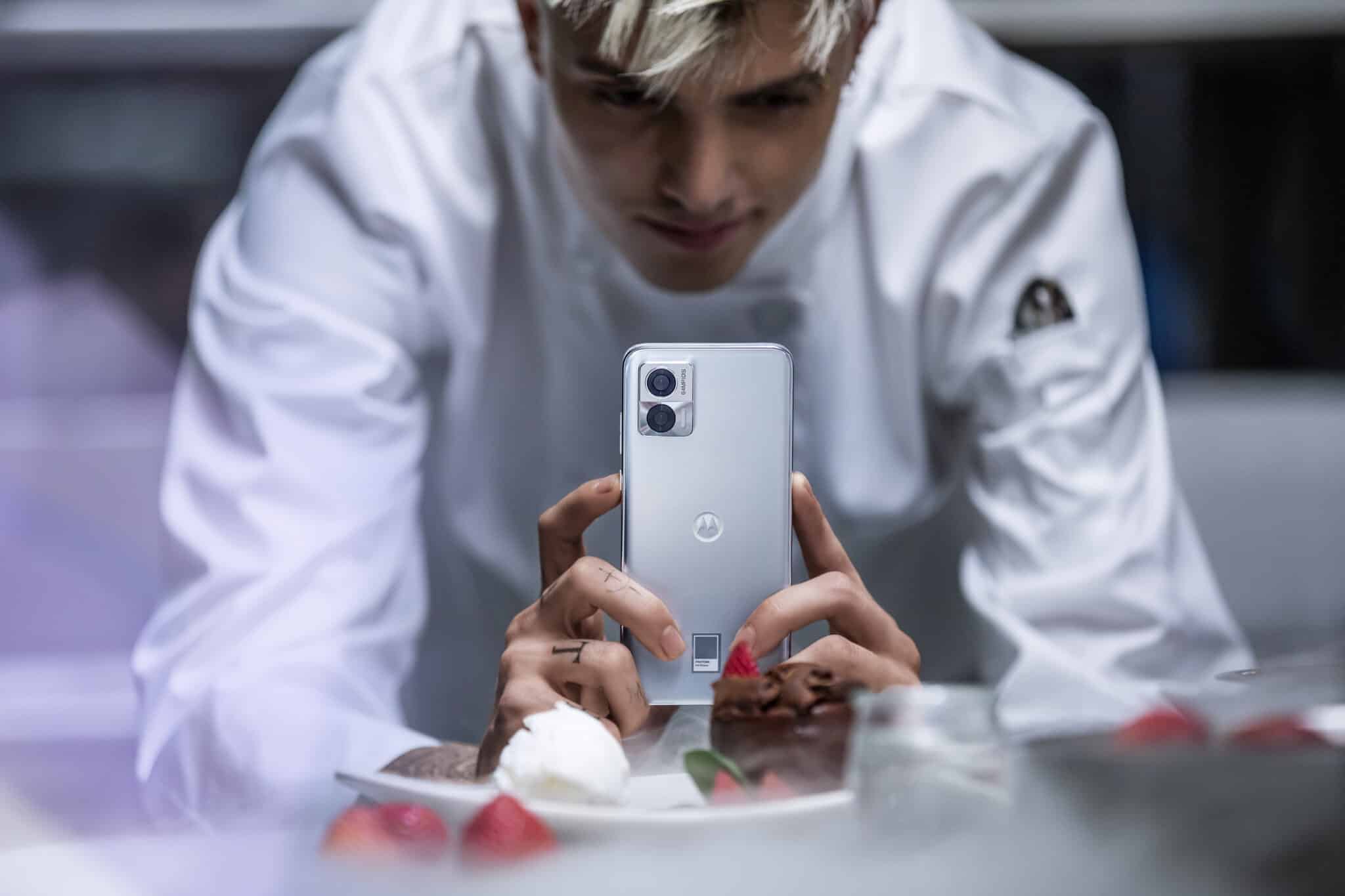 Навреме за Коледа: Motorola предлага комплект от стилния Edge 30 NEO и Lenovo Smart Clock 2 на невероятно добра цена