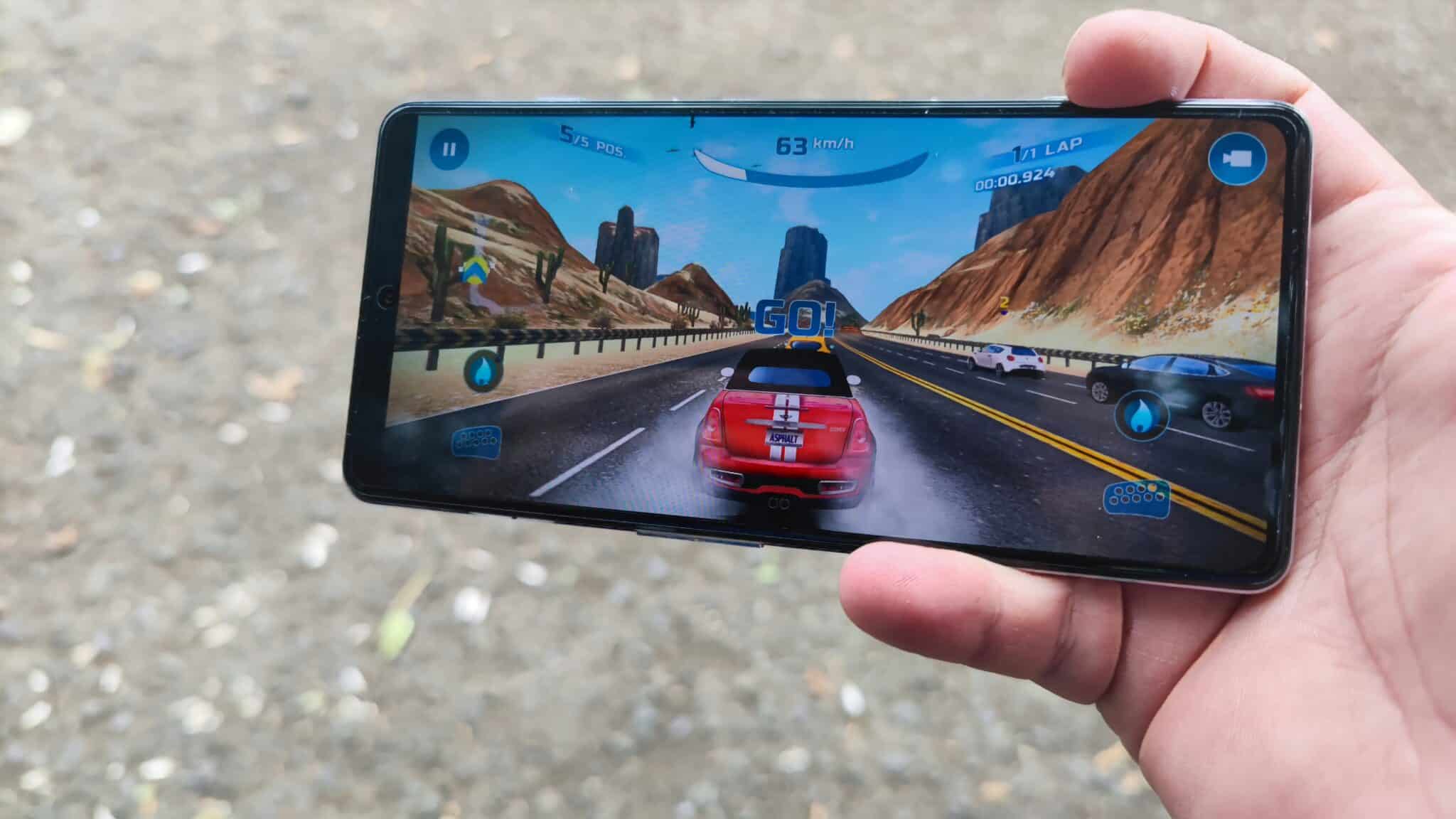 POCO F4 GT – геймърски смартфон за хора със стил