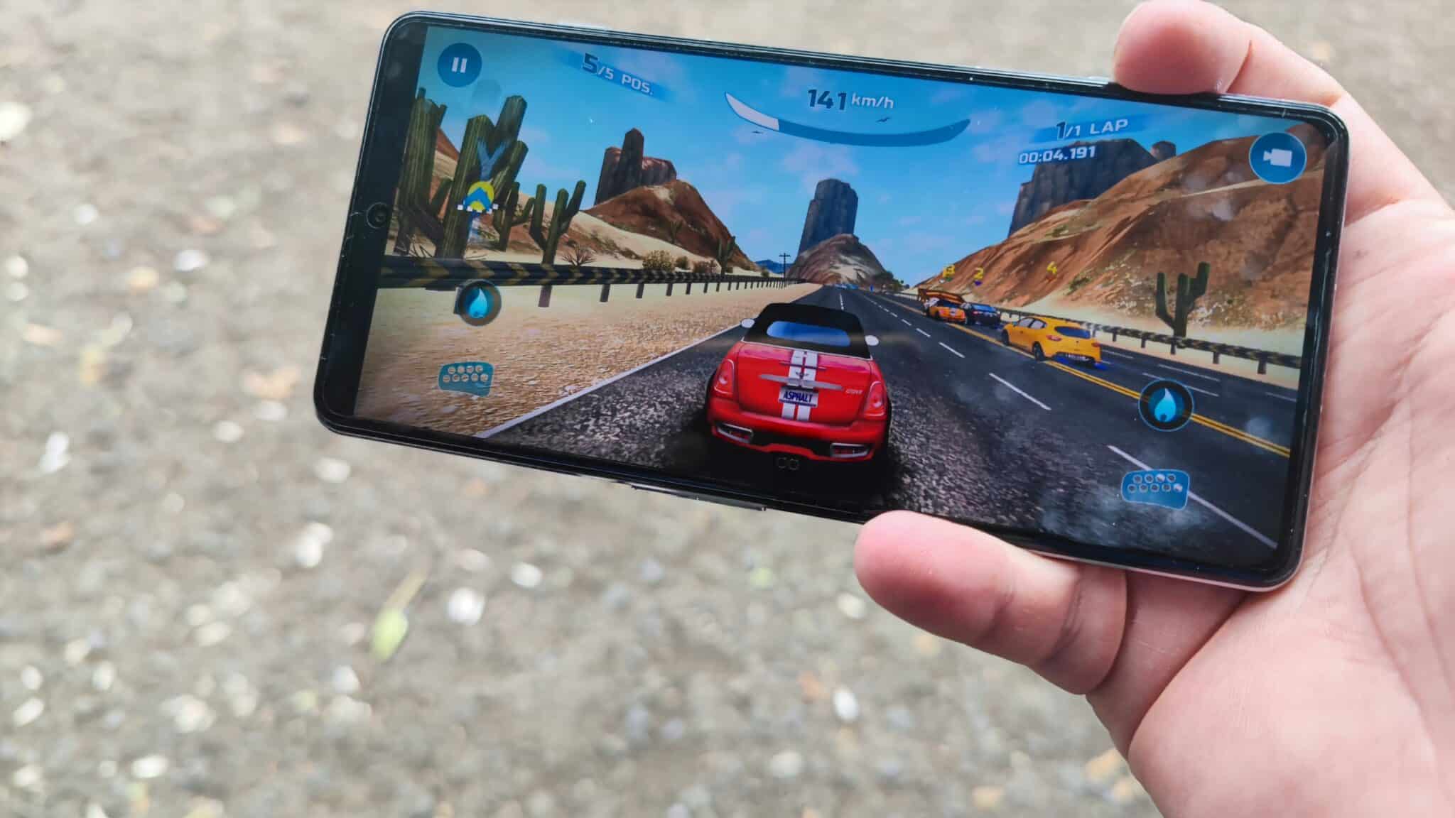 POCO F4 GT – геймърски смартфон за хора със стил