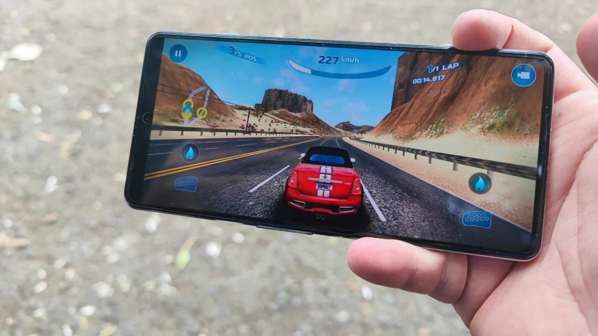 POCO F4 GT – геймърски смартфон за хора със стил