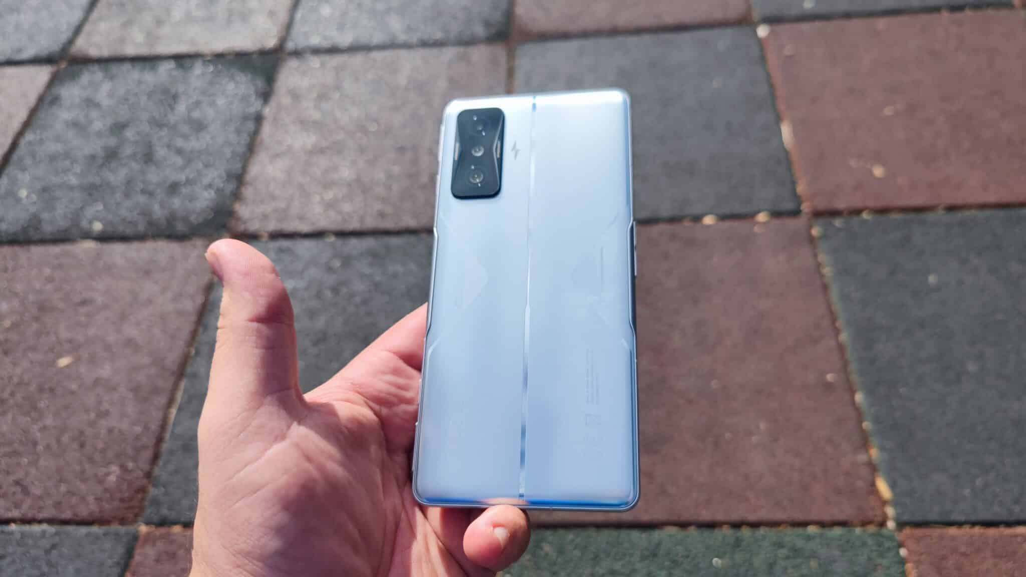 POCO F4 GT – геймърски смартфон за хора със стил