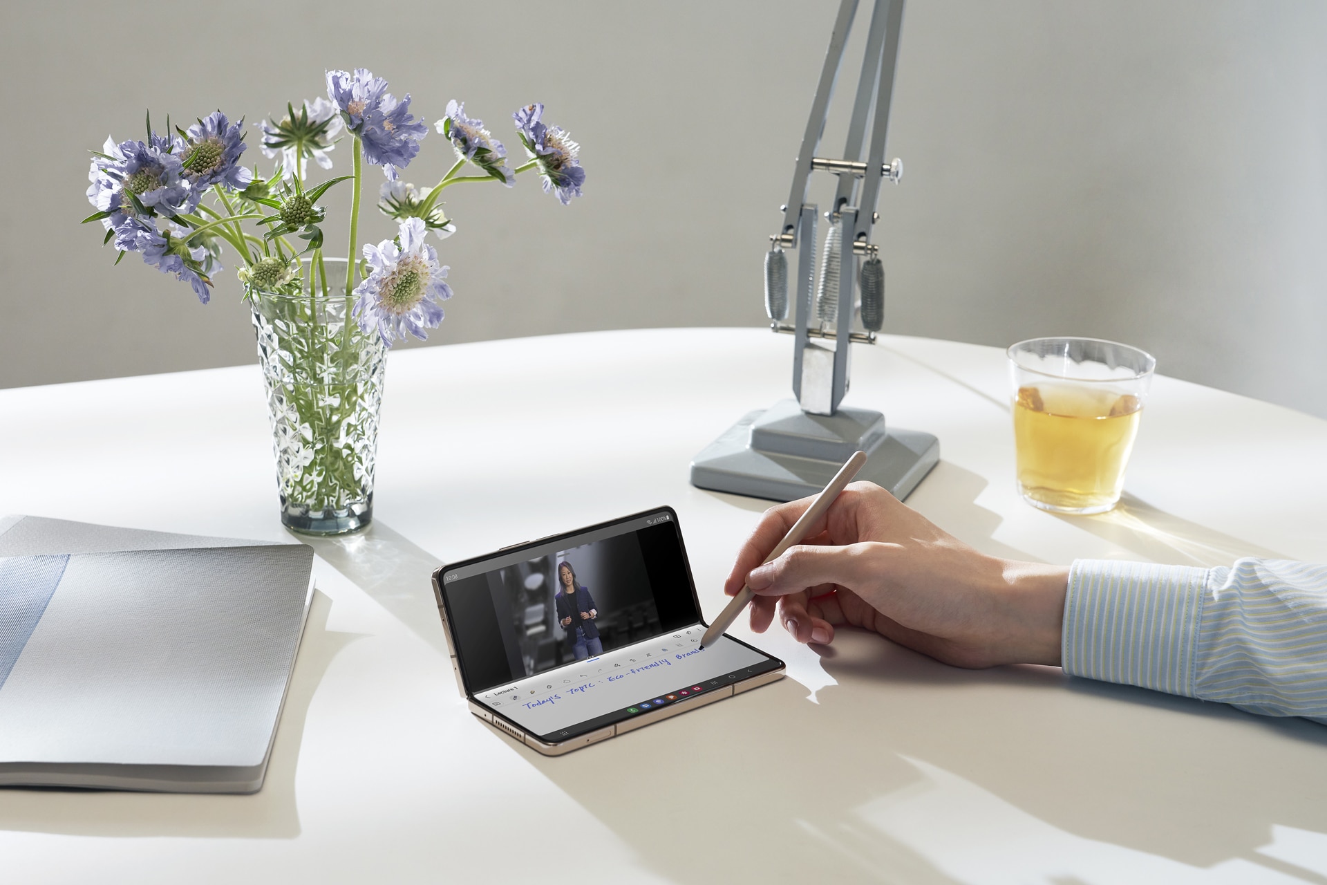 Samsung Galaxy Z Fold4 изпраща приложенията в ново измерение с гъвкавия си режим