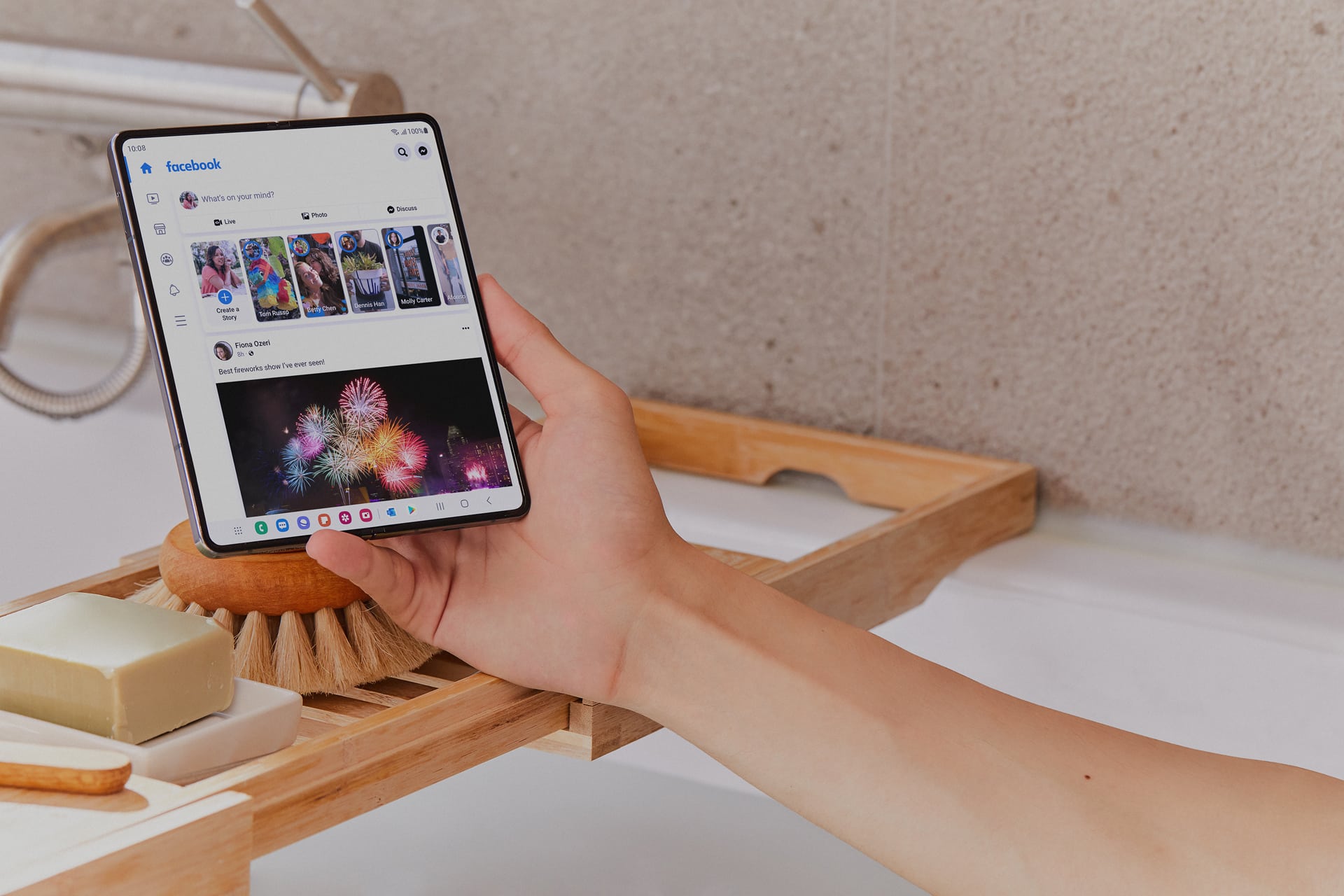 Samsung Galaxy Z Fold4 изпраща приложенията в ново измерение с гъвкавия си режим
