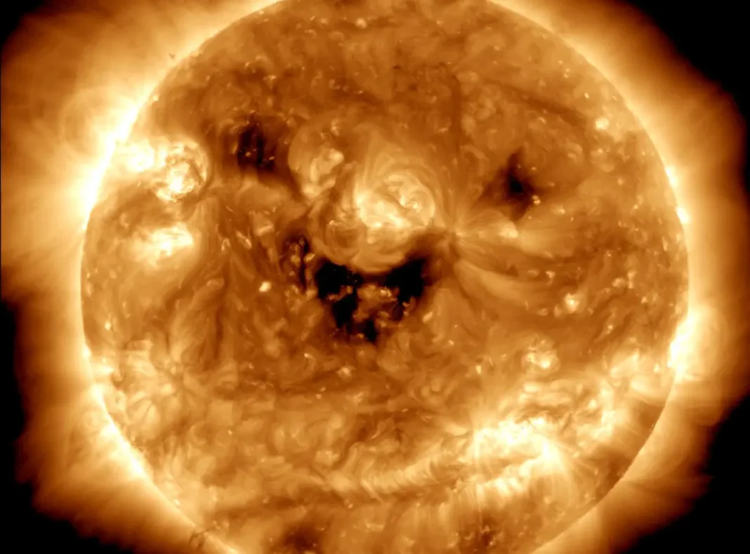 nasa sun smile НАСА публикува снимка на страховита „усмивка“ на Слънцето в навечерието на слънчевите бури