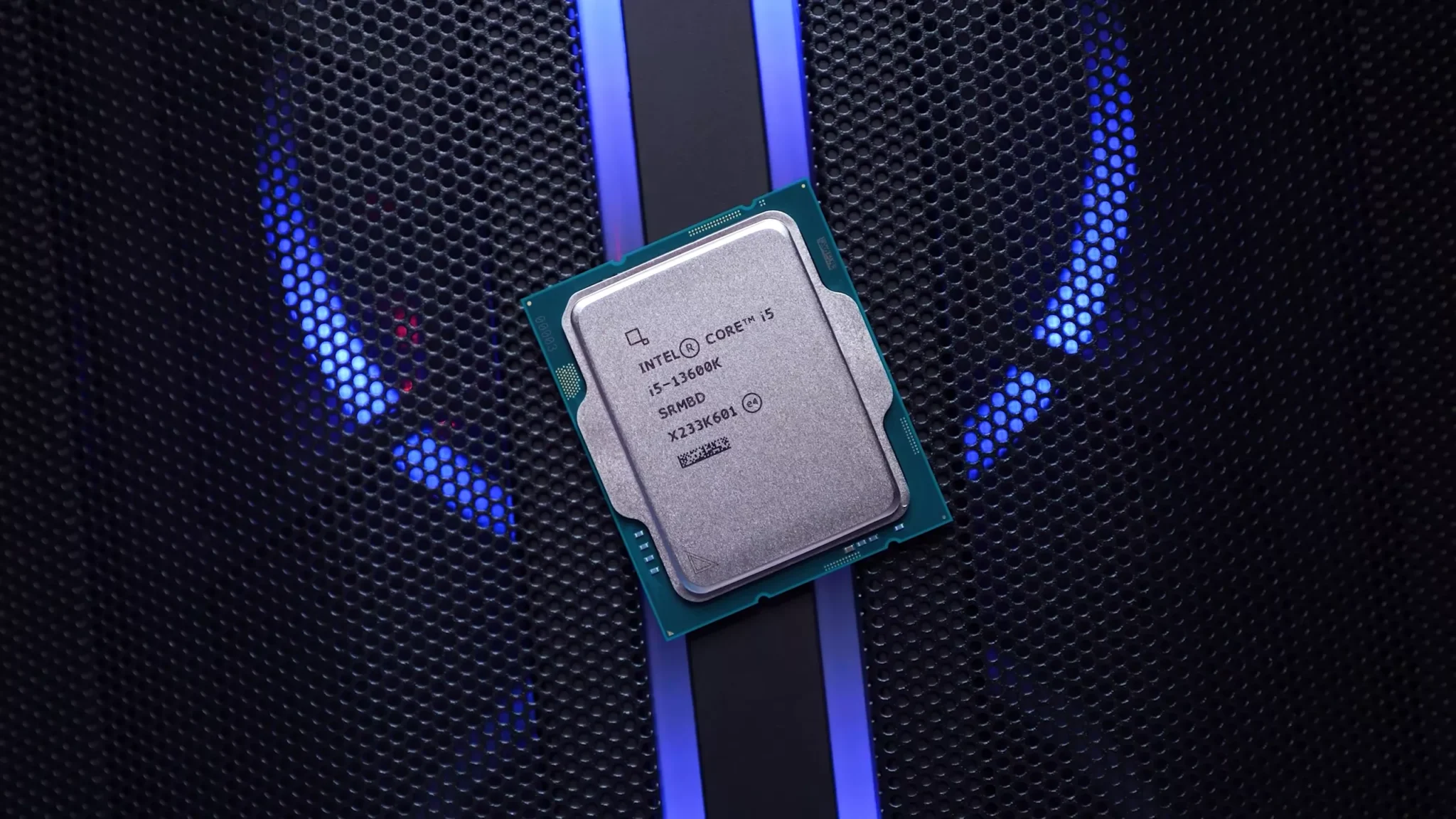 AMD Ryzen 5 7600X срещу Intel Core i5-13600K: кой е по-добър в игрите?