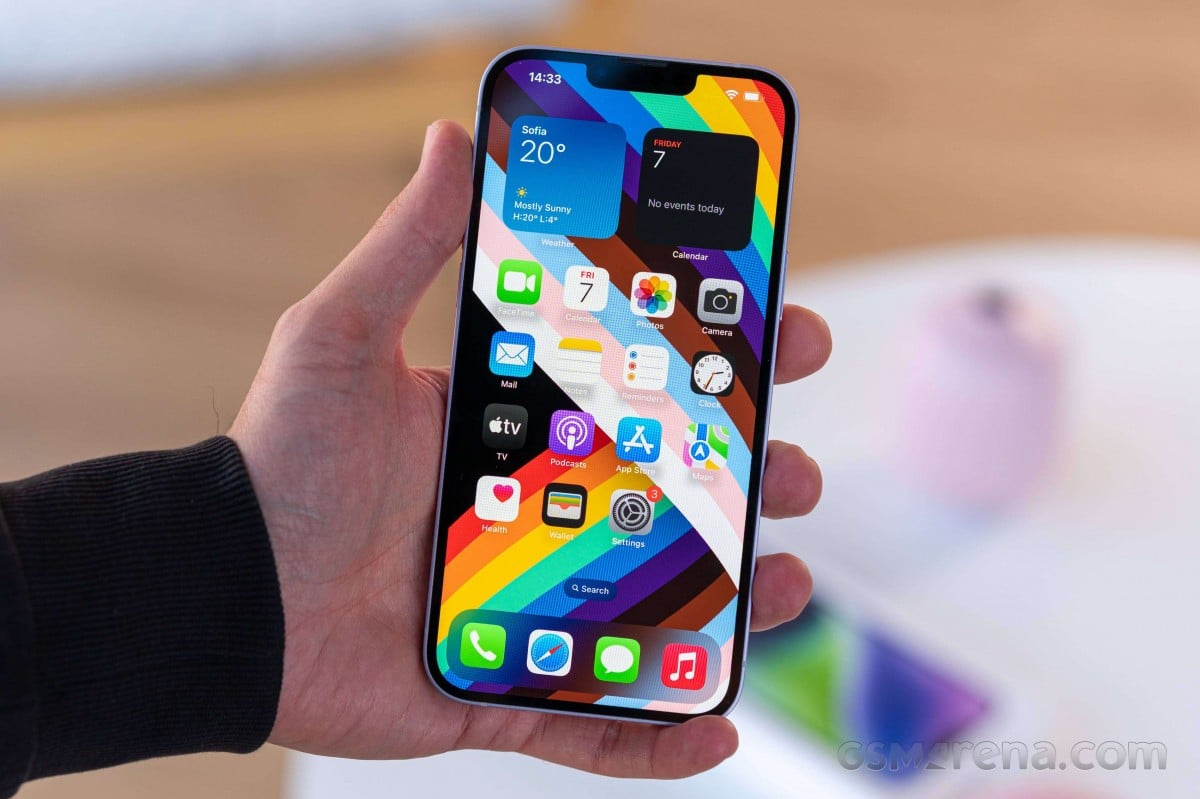 Samsung ще доминира в доставките на OLED дисплеи за Apple iPhone 14 през тази година