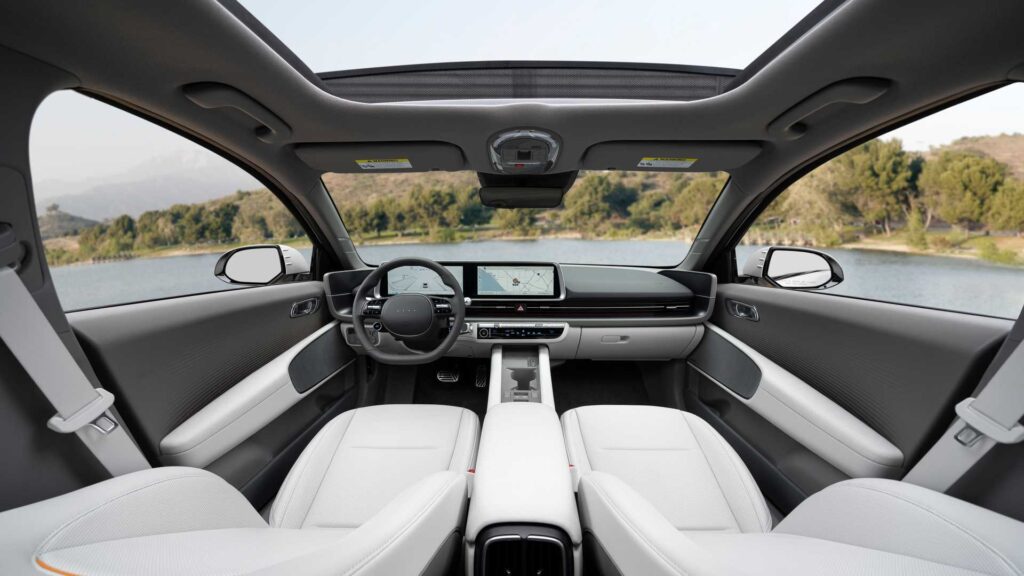 Hyundai Ioniq 6 направи дебюта си на автомобилното изложение в Лос Анджелис