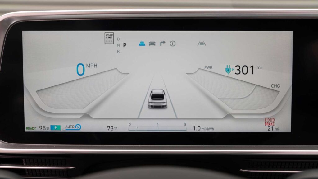 Hyundai Ioniq 6 направи дебюта си на автомобилното изложение в Лос Анджелис