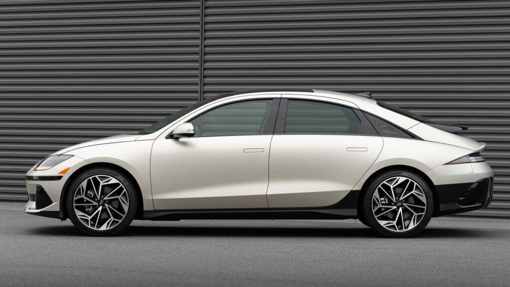 Hyundai Ioniq 6 направи дебюта си на автомобилното изложение в Лос Анджелис
