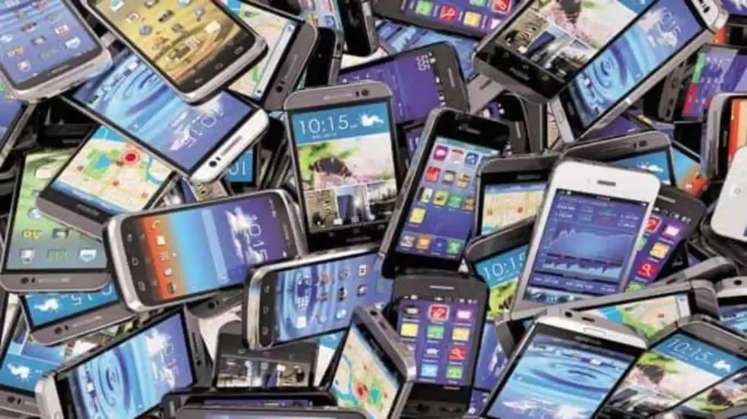 smartphones-kTm--621x414@LiveMint_1619451301991 Голяма част от служителите пазят работните си пароли на личните си устройства