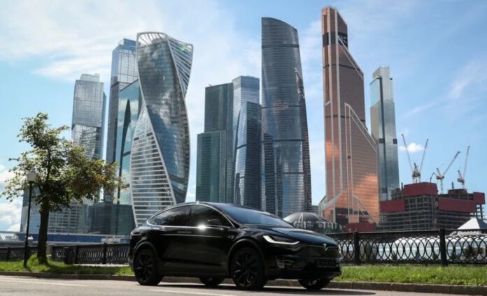 Tesla изтегля около 30 000 автомобила от серията X заради проблем с въздушните възглавници
