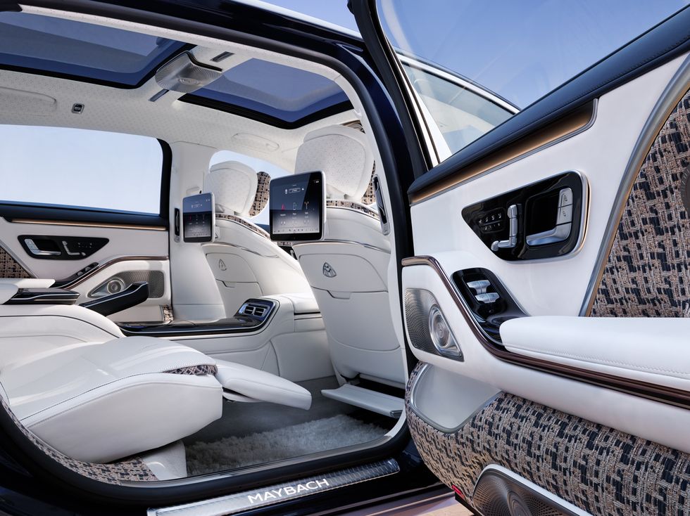 Изкуство с дванадесет цилиндъра. Mercedes-Maybach S680 Haute Voiture
