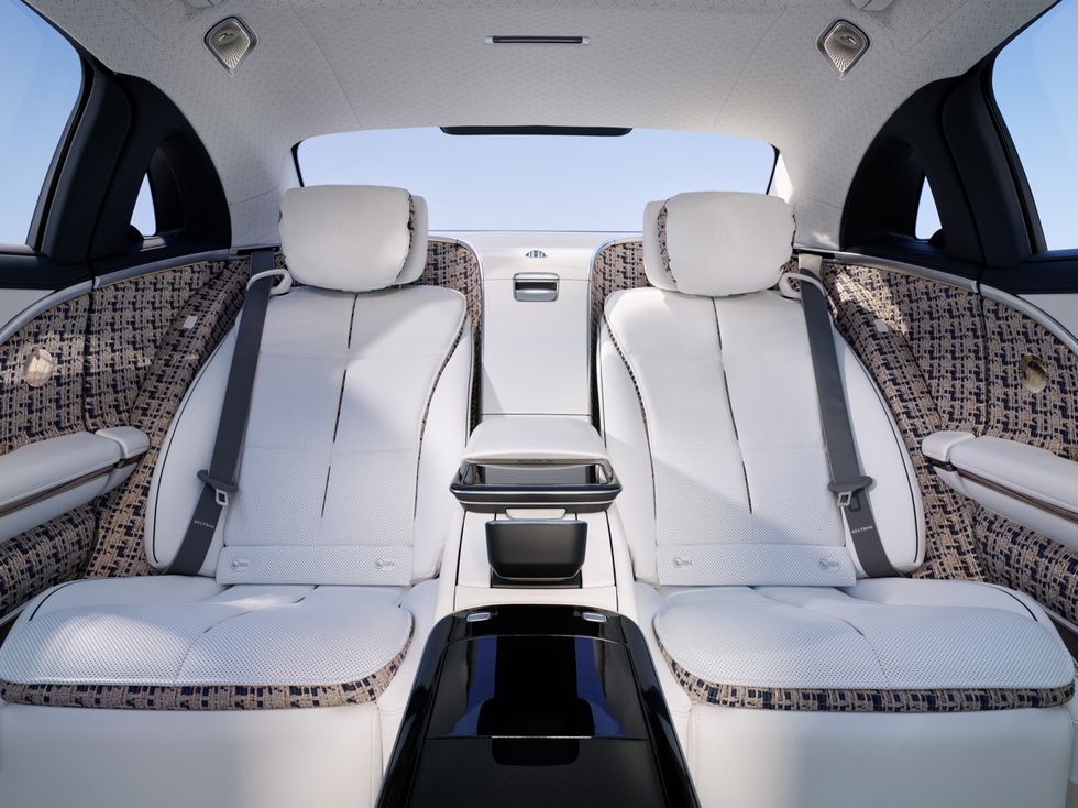 Изкуство с дванадесет цилиндъра. Mercedes-Maybach S680 Haute Voiture