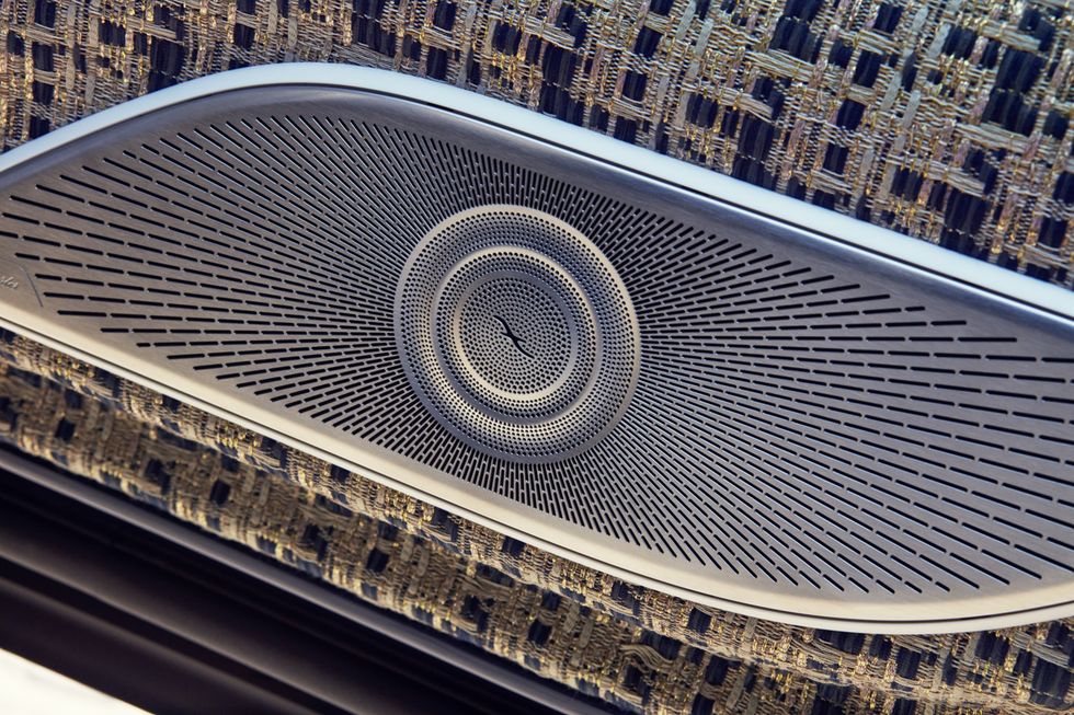 Изкуство с дванадесет цилиндъра. Mercedes-Maybach S680 Haute Voiture