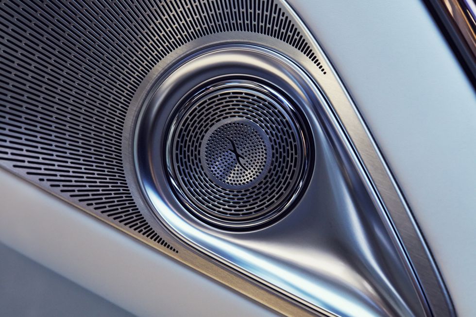 Изкуство с дванадесет цилиндъра. Mercedes-Maybach S680 Haute Voiture