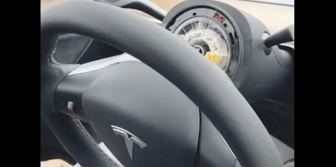 63dd1ed1e33c4000193ad21b Шофьор на Tesla: Само пет дни след като си купих колата, воланът ѝ се откачи в движение